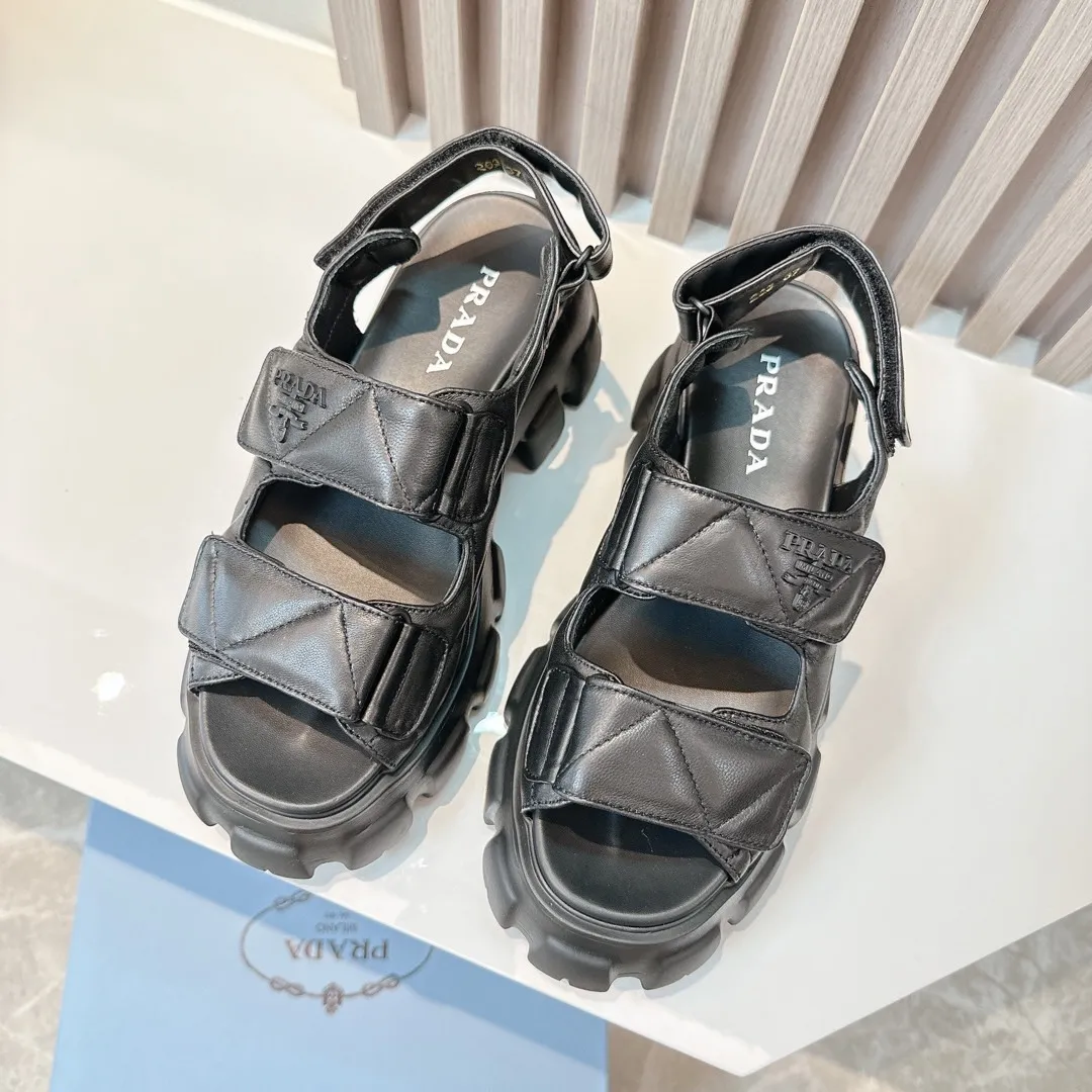 👟👟Ex-factory price 560👟👟 Prada New sandal series for summer Thick-soled sandals This is a must-have for summer. It feels soft and delicate on the feet and is extremely comfortable. You can mix it with you at will. Original molded midsole. Original foaming technology tooth outsole, size 35-41.